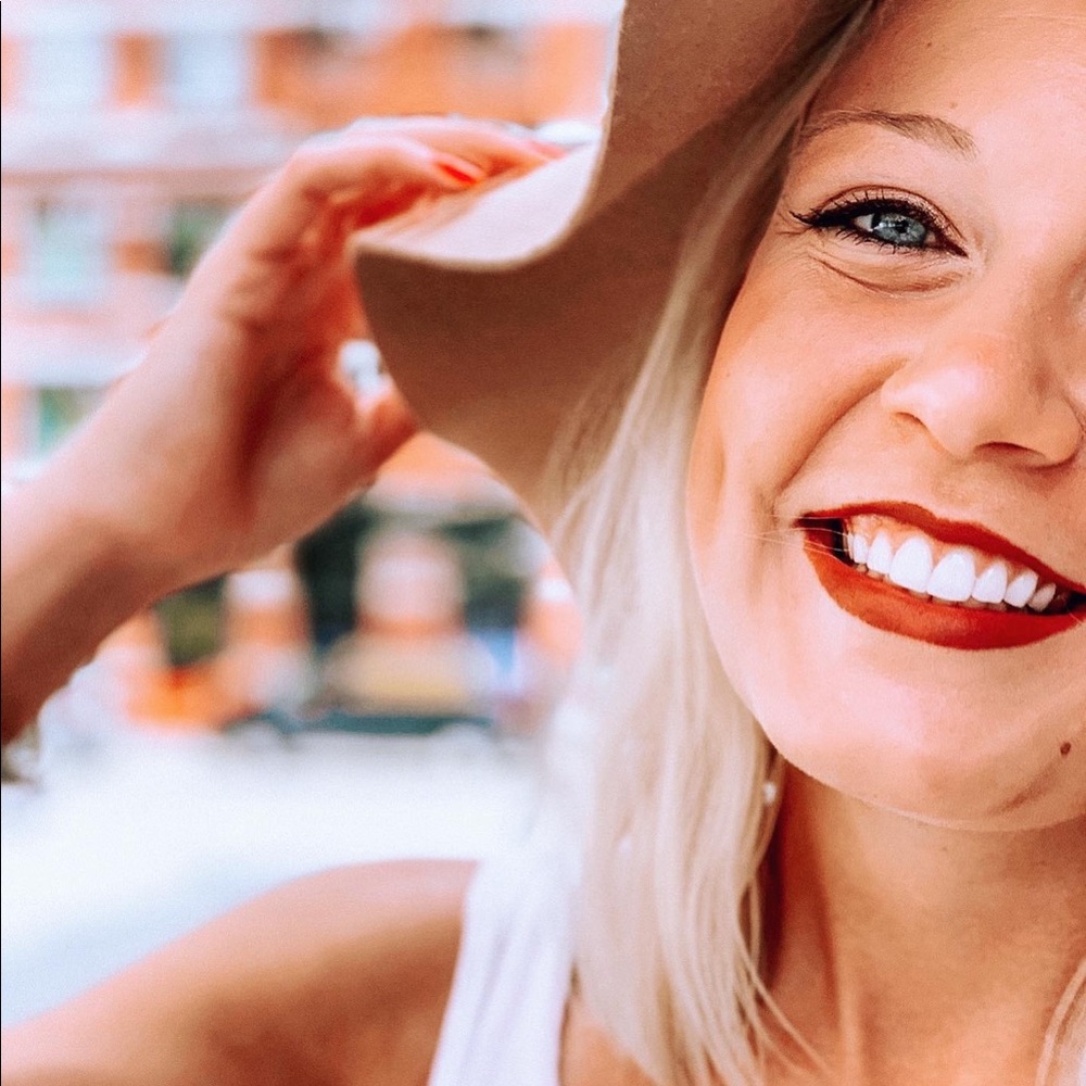 Meet your Posher, Caitlin